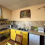 трапезица за до 12 човека с безплатен паркинг, двор и веранди, в град търново Nyaraló