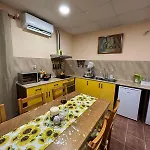 трапезица за до 12 човека с безплатен паркинг, двор и веранди, в град търново Nyaraló