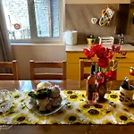 трапезица за до 12 човека с безплатен паркинг, двор и веранди, в град търново Nyaraló *