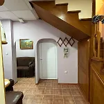 трапезица за до 12 човека с безплатен паркинг, двор и веранди, в град търново