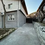 Nyaraló трапезица за до 12 човека с безплатен паркинг, двор и веранди, в град търново Veliko Tarnovo