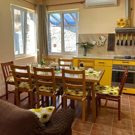 трапезица за до 12 човека с безплатен паркинг, двор и веранди, в град търново ヴェリコ・タルノヴォ