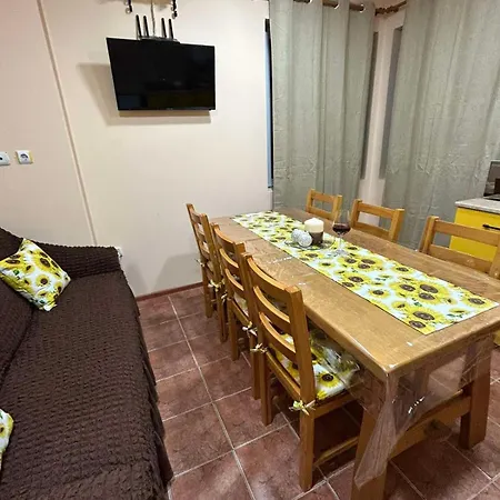 別荘 трапезица за до 12 човека с безплатен паркинг, двор и веранди, в град търново ヴェリコ・タルノヴォ