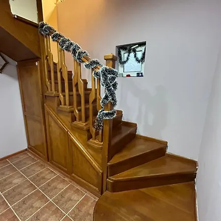 трапезица за до 12 човека с безплатен паркинг, двор и веранди, в град търново Nyaraló *