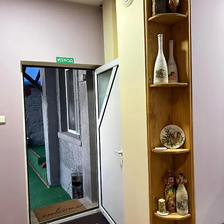 трапезица за до 12 човека с безплатен паркинг, двор и веранди, в град търново *