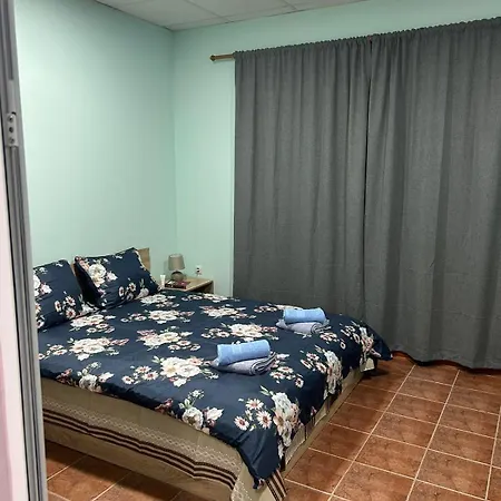 трапезица за до 12 човека с безплатен паркинг, двор и веранди, в град търново *