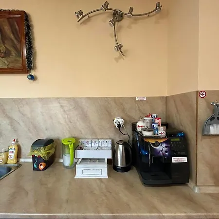 трапезица за до 12 човека с безплатен паркинг, двор и веранди, в град търново