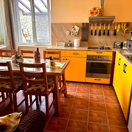 трапезица за до 12 човека с безплатен паркинг, двор и веранди, в град търново Nyaraló *