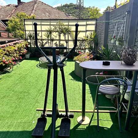 別荘 трапезица за до 12 човека с безплатен паркинг, двор и веранди, в град търново