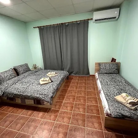 Nyaraló трапезица за до 12 човека с безплатен паркинг, двор и веранди, в град търново Veliko Tarnovo