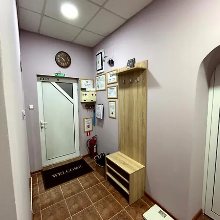 трапезица за до 12 човека с безплатен паркинг, двор и веранди, в град търново *