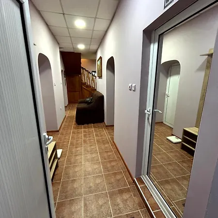 трапезица за до 12 човека с безплатен паркинг, двор и веранди, в град търново ヴェリコ・タルノヴォ