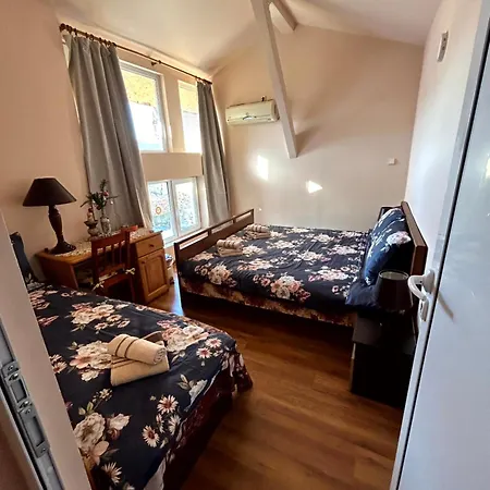 трапезица за до 12 човека с безплатен паркинг, двор и веранди, в град търново Nyaraló *