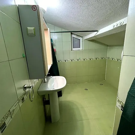 Casa vacanze трапезица за до 12 човека с безплатен паркинг, двор и веранди, в град търново *