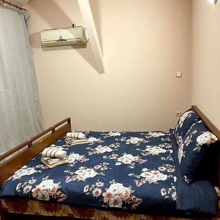 Nyaraló трапезица за до 12 човека с безплатен паркинг, двор и веранди, в град търново Veliko Tarnovo