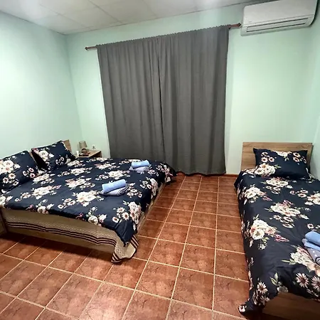 трапезица за до 12 човека с безплатен паркинг, двор и веранди, в град търново *