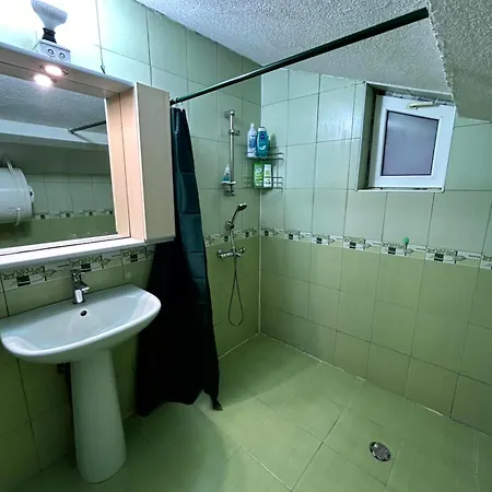 трапезица за до 12 човека с безплатен паркинг, двор и веранди, в град търново 別荘