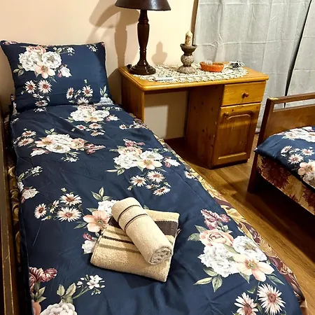 別荘 трапезица за до 12 човека с безплатен паркинг, двор и веранди, в град търново