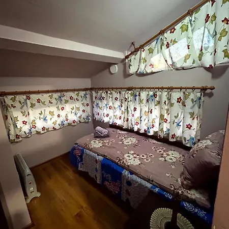 трапезица за до 12 човека с безплатен паркинг, двор и веранди, в град търново Nyaraló *