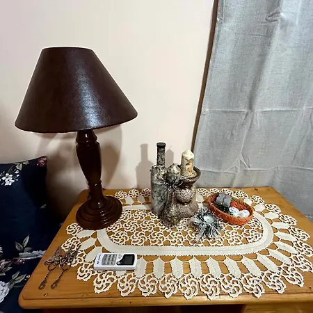 трапезица за до 12 човека с безплатен паркинг, двор и веранди, в град търново *