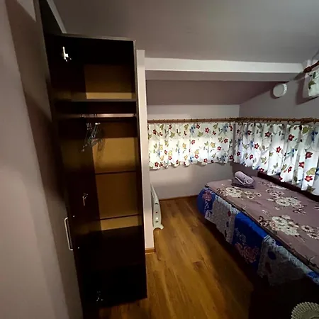 трапезица за до 12 човека с безплатен паркинг, двор и веранди, в град търново * Veliko Tarnovo