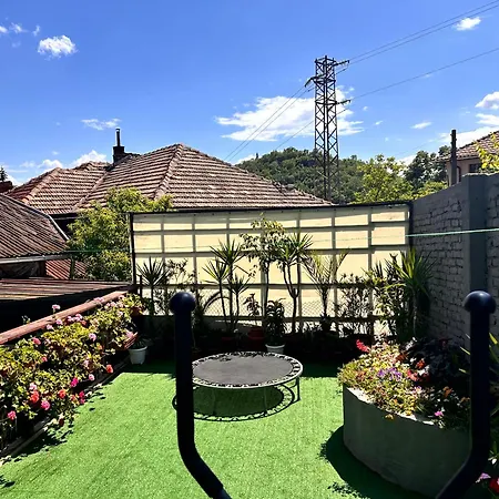 трапезица за до 12 човека с безплатен паркинг, двор и веранди, в град търново