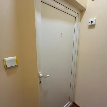 трапезица за до 12 човека с безплатен паркинг, двор и веранди, в град търново 別荘 *