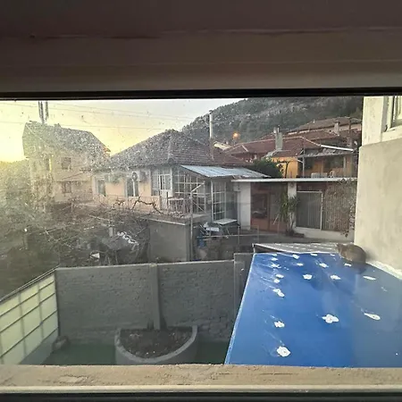 трапезица за до 12 човека с безплатен паркинг, двор и веранди, в град търново Nyaraló *