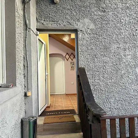 Holiday home трапезица за до 12 човека с безплатен паркинг, двор и веранди, в град търново *