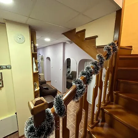 трапезица за до 12 човека с безплатен паркинг, двор и веранди, в град търново *