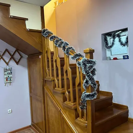 трапезица за до 12 човека с безплатен паркинг, двор и веранди, в град търново ヴェリコ・タルノヴォ