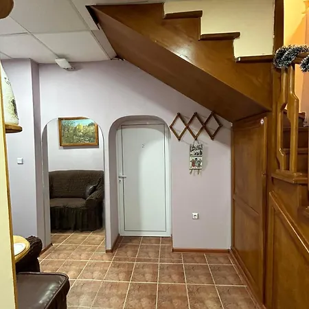 трапезица за до 12 човека с безплатен паркинг, двор и веранди, в град търново