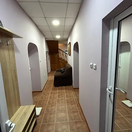 別荘 трапезица за до 12 човека с безплатен паркинг, двор и веранди, в град търново