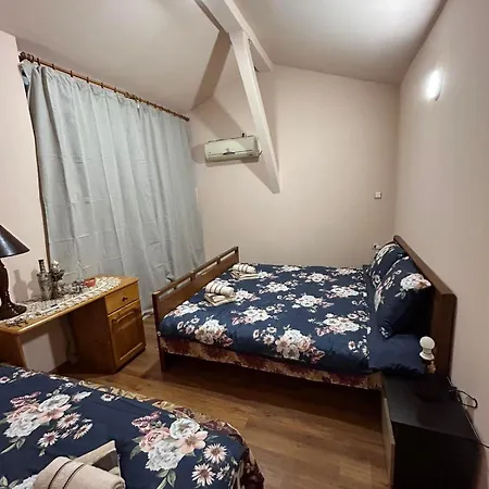 別荘 трапезица за до 12 човека с безплатен паркинг, двор и веранди, в град търново *