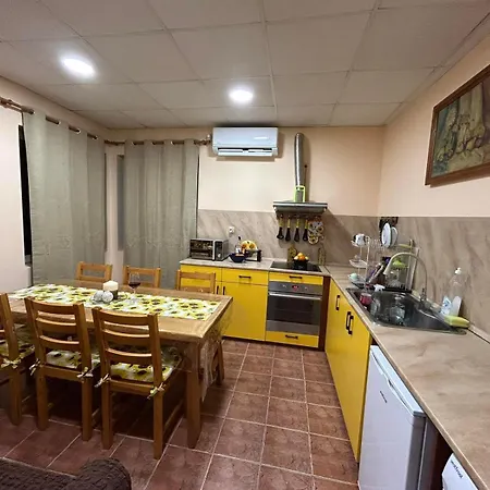 трапезица за до 12 човека с безплатен паркинг, двор и веранди, в град търново 別荘