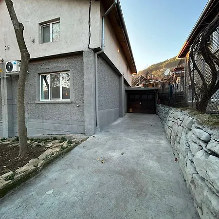 Nyaraló трапезица за до 12 човека с безплатен паркинг, двор и веранди, в град търново Veliko Tarnovo