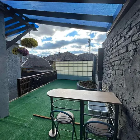 трапезица за до 12 човека с безплатен паркинг, двор и веранди, в град търново 別荘