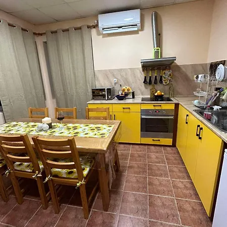 трапезица с безплатен паркинг двор и веранди Feriehus Veliko Tarnovo