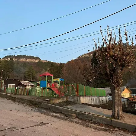 трапезица за до 12 човека с безплатен паркинг, двор и веранди, в град търново