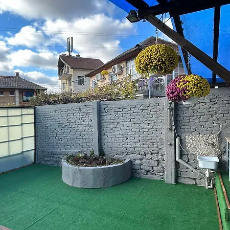 трапезица за до 12 човека с безплатен паркинг, двор и веранди, в град търново 別荘 *