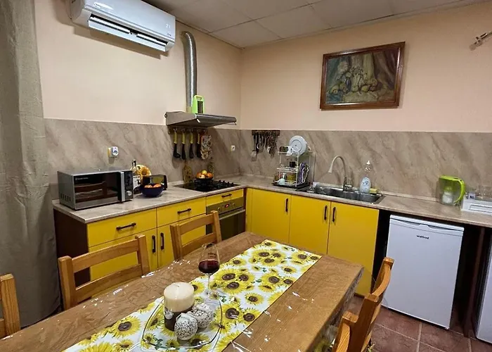 трапезица за до 12 човека с безплатен паркинг, двор и веранди, в град търново Feriehus