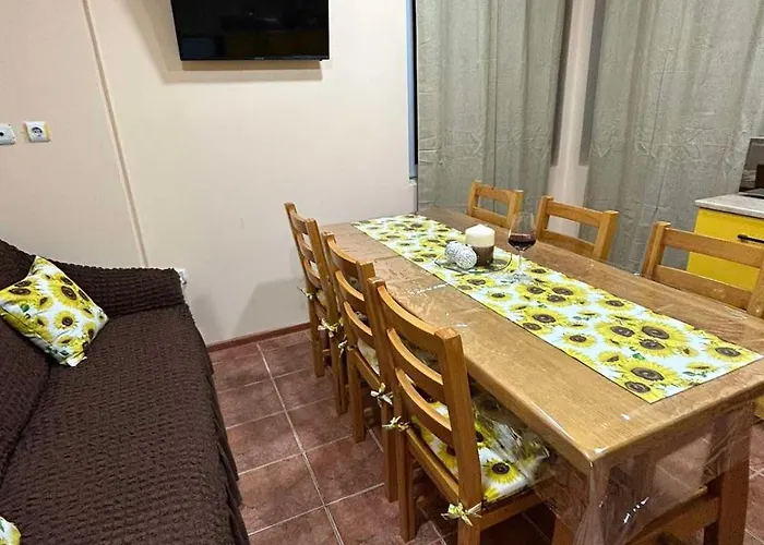 Feriehus трапезица за до 12 човека с безплатен паркинг, двор и веранди, в град търново Veliko Tarnovo