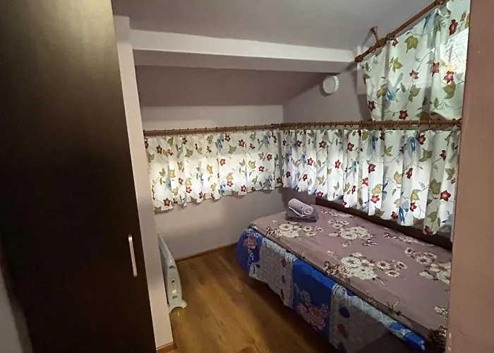 Feriehus трапезица за до 12 човека с безплатен паркинг, двор и веранди, в град търново Veliko Tarnovo