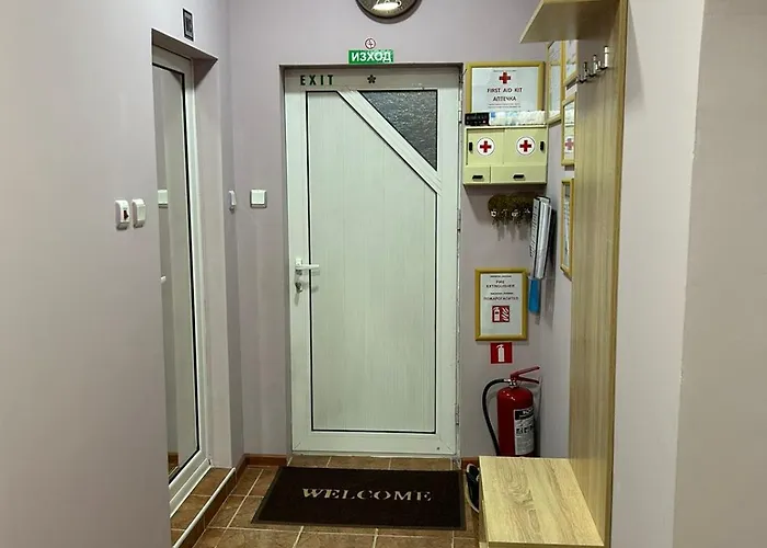 Feriehus трапезица за до 12 човека с безплатен паркинг, двор и веранди, в град търново