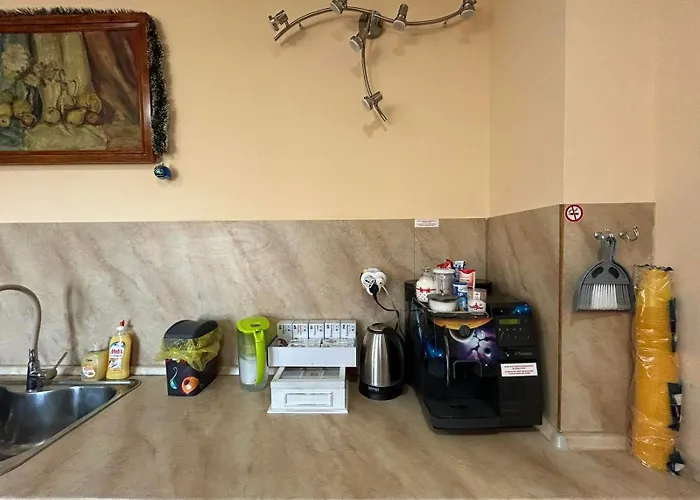 трапезица за до 12 човека с безплатен паркинг, двор и веранди, в град търново