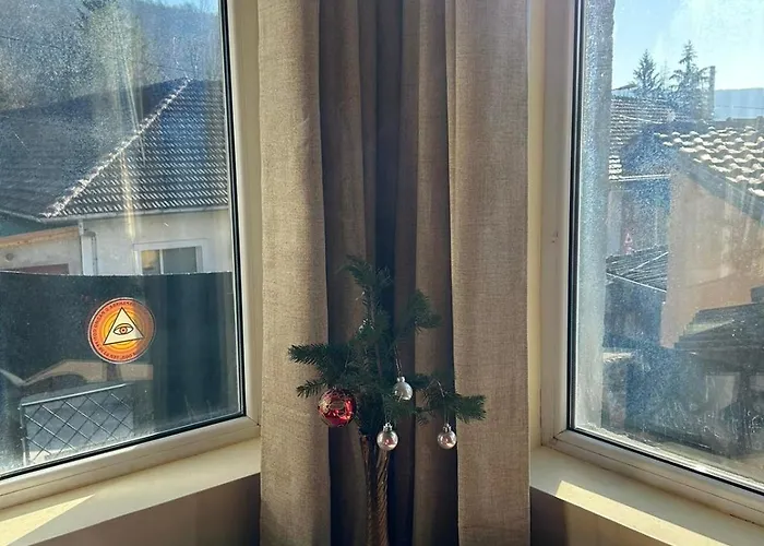 Feriehus трапезица за до 12 човека с безплатен паркинг, двор и веранди, в град търново