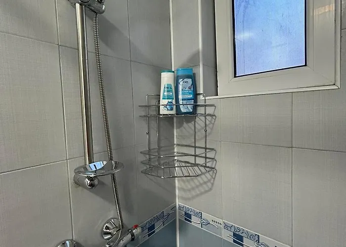 трапезица за до 12 човека с безплатен паркинг, двор и веранди, в град търново *