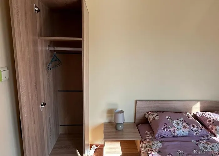 Feriehus трапезица за до 12 човека с безплатен паркинг, двор и веранди, в град търново *