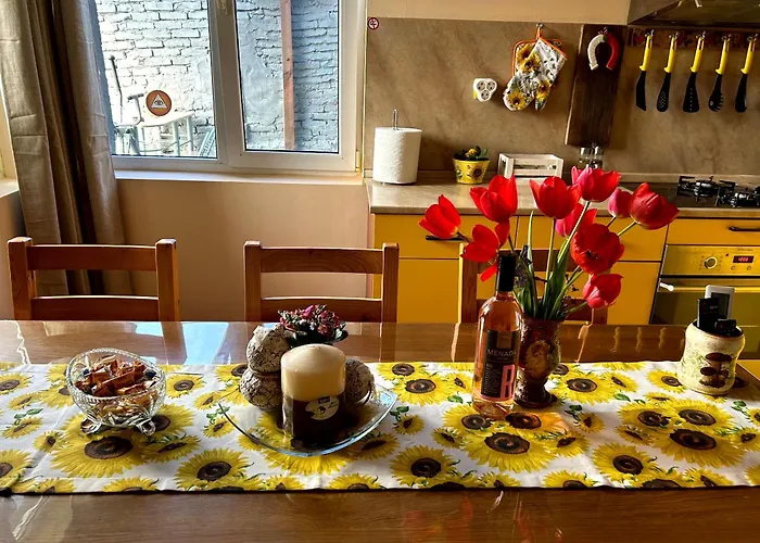 трапезица за до 12 човека с безплатен паркинг, двор и веранди, в град търново Feriehus