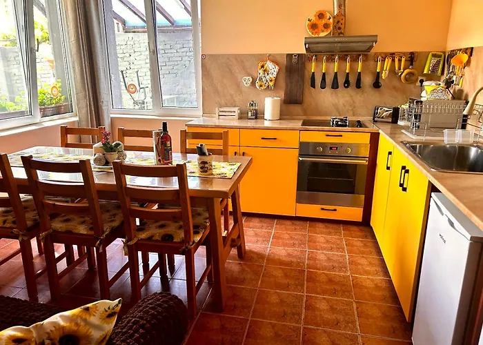 трапезица за до 12 човека с безплатен паркинг, двор и веранди, в град търново Feriehus *